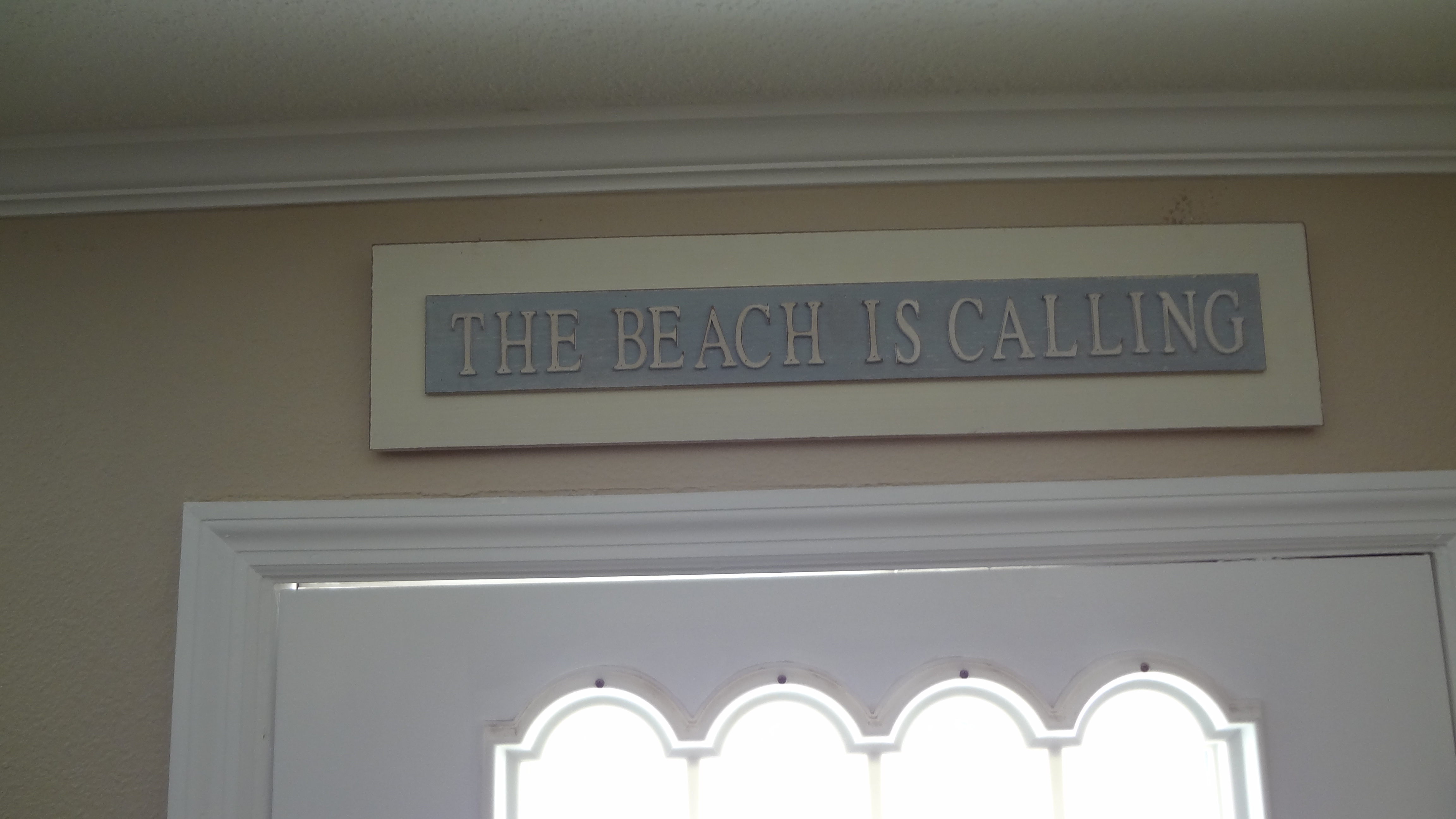 LivingRoom_TheBeachIsCallingSign_FrontDoor